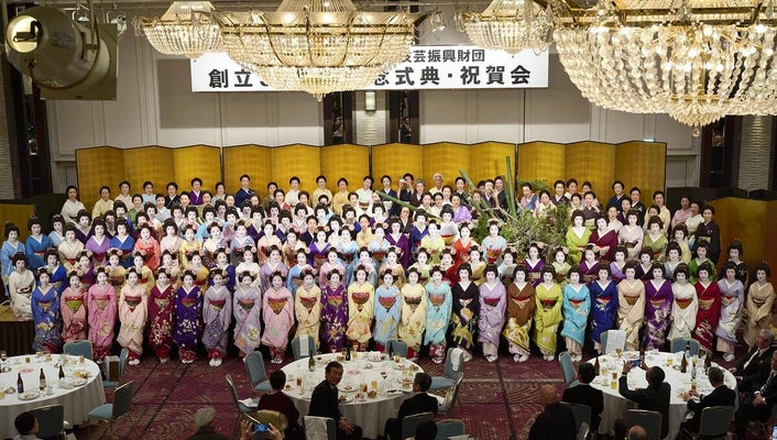 祝賀会に集った約１７０人の芸舞妓
