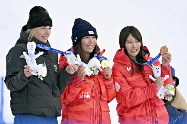 表彰式でメダルを手に笑顔を見せる（左から）銀のゾイ・サドフスキシノット、金の深田茉莉、銅の村瀬心椛（１８日、伊リビーニョで）＝飯島啓太撮影