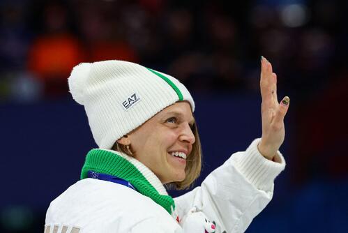 女子3000メートルリレー決勝で今大会3個目、通算14個目のメダルとなる銀メダルを獲得したイタリアのフォンタナ（ロイター）