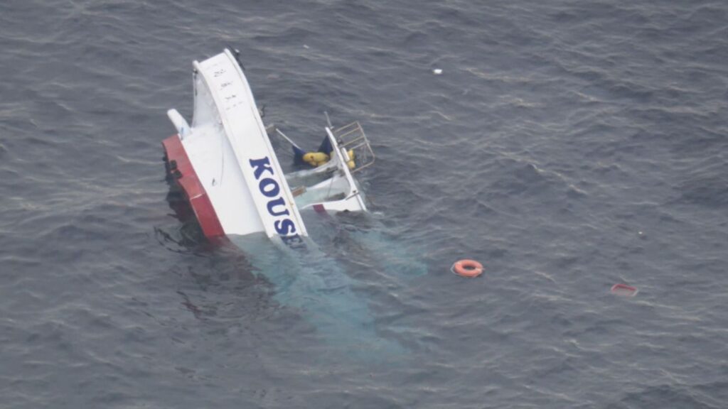 「船がぱーんって真っ二つに」 貨物船と釣り船が衝突 2人心肺停止 救助された13人は60〜80代の男性 三重・鳥羽市沖（CBCテレビ）