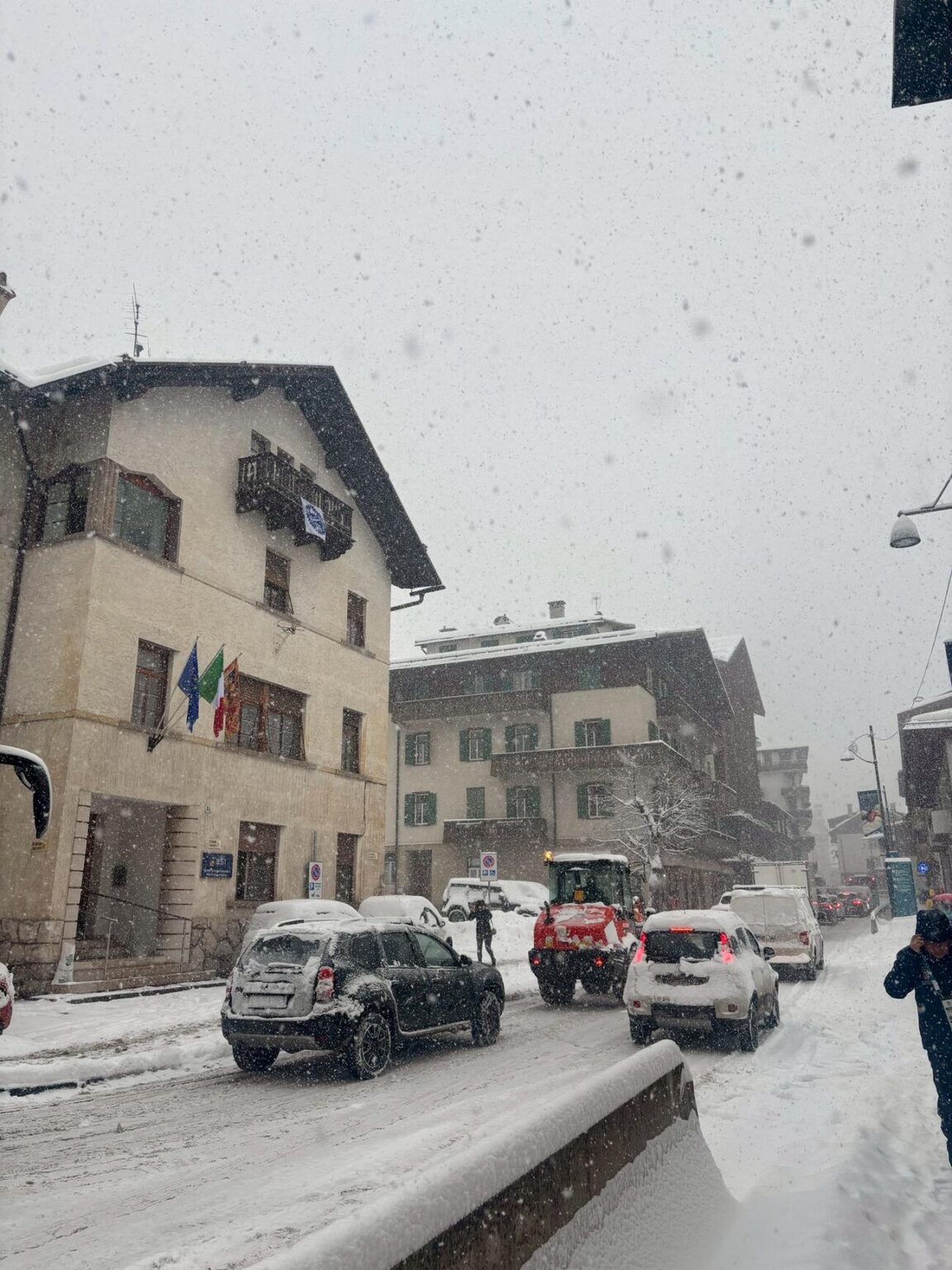 【イタリアの風】コルティナに雪 チェーン装着しない車、バスに翻弄「ここはどこ?」 – 五輪一般 – ミラノ・コルティナオリンピック2026写真ニュース : 日刊スポーツ 雪が降るコルティナの街中では渋滞が発生していた(撮影・保坂果那)