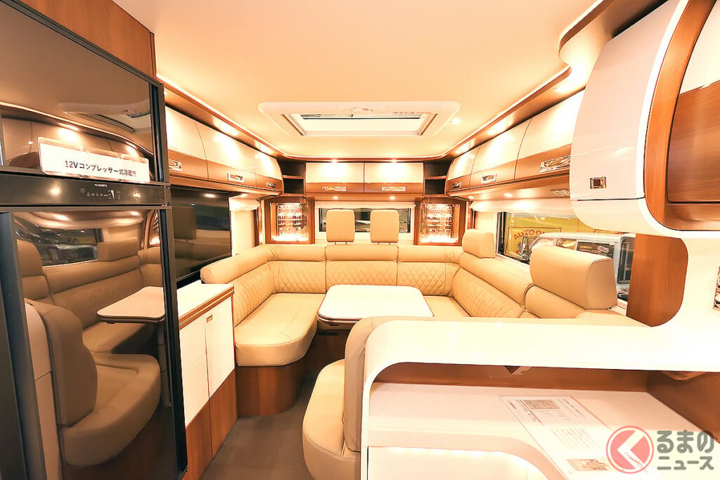全長8.5mの「巨大サイズ」で「2人乗り」!? 5000万円級の"贅沢すぎる"キャンピングカーがスゴい! 「シャワー&トイレ」も完備のカタルゴ「Liner for two I 53L」がレベチだった – くるまのニュース ホントにクルマの中なの!? 豪華すぎるラウンジルームは車体の後部にレイアウト