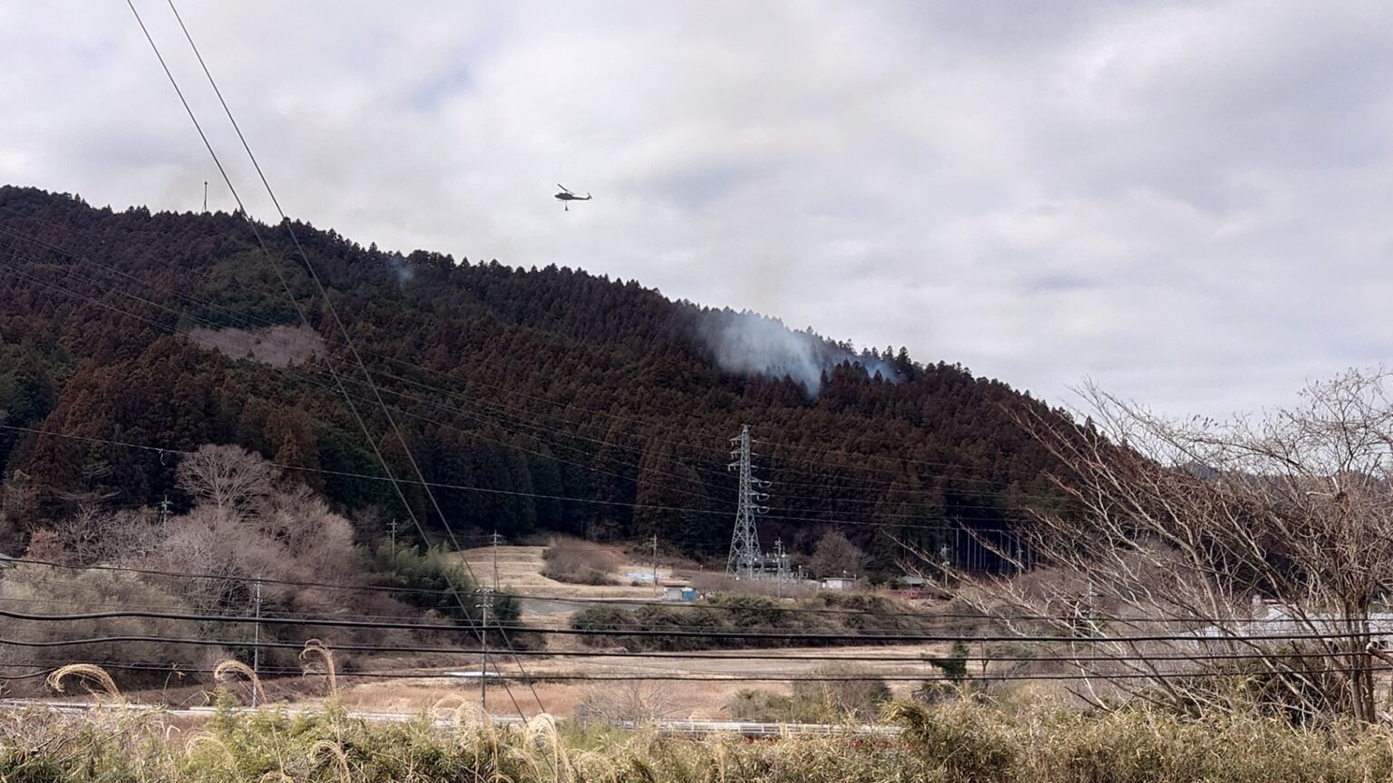 茨城県常陸太田市の住宅・工場火災 山林に延焼中 午前9時40分時点で約8ヘクタール焼ける ヘリ消火活動も鎮圧の見込み立たず(TBS NEWS DIG Powered by JNN) 茨城県常陸太田市の住宅・工場火災 山林に延焼中 午前9時40分時点で約8ヘクタール焼ける ヘリ消火活動も鎮圧の見込み立たず(TBS NEWS DIG Powered by JNN)