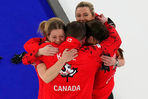 銅メダルを獲得したカナダチーム（AP)