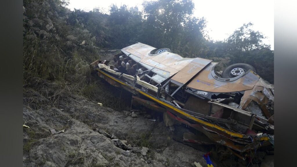 ネパールでバスが２００ｍ転落、１９人死亡・日本人１人含む２５人けが…首都カトマンズに向かう途中 - 読売新聞オンライン