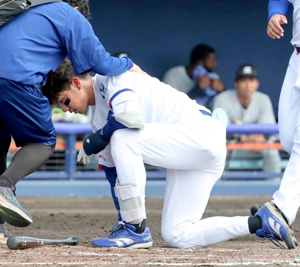 １回無死、福永裕基が頭部に死球を受ける（カメラ・馬場　秀則）
