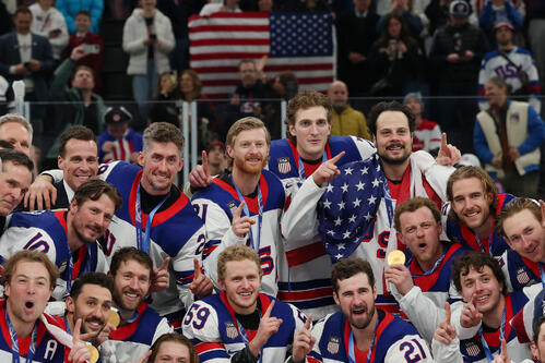 表彰式で勝利を祝う米国代表（ロイター）