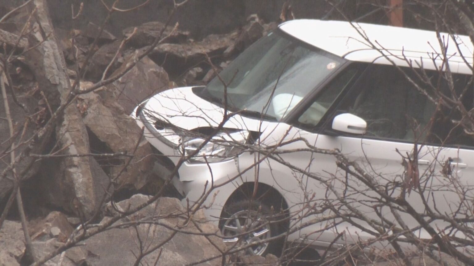 「聞いたことない変な音」 約50mにわたって土砂崩れ 岐阜・高山市の国道 40代男性が土砂に乗り上げてケガ 一部区間で通行止めも（CBCテレビ）
