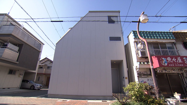 兵庫・尼崎の狭小住宅、犬の多頭飼いも“快適空間”を実現した秘密 “ほぼ窓なし”外観【住人十色】 | ORICON NEWS | 国内海外のニュース 兵庫・尼崎の狭小住宅、犬の多頭飼いも“快適空間”を実現した秘密 “ほぼ窓なし”外観【住人十色】 | ORICON NEWS | 国内海外のニュース