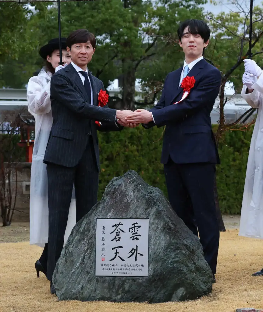 藤井聡太竜王、京都競馬場で永世竜王記念碑の除幕式　武豊「これからも歴史つくる方」 - スポニチ Sponichi Annex 芸能