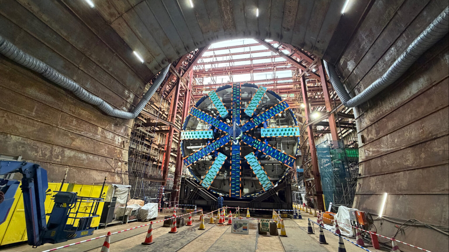 リニア中央新幹線の「神奈川県駅（仮称）」で巨大シールドマシンが完成し報道公開　1日約20メートル掘削　開始時期は未定（TBS NEWS DIG Powered by JNN）
