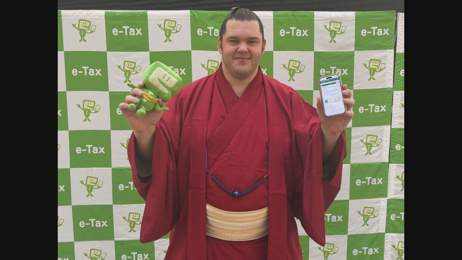 確定申告も土俵際で慌てない！　ウクライナ出身の獅司関がスマホを使った申告体験 「簡単だよ」とアピール　所得税の確定申告の受付は3月16日まで（TBS NEWS DIG Powered by JNN）