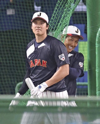 打撃練習に臨む大谷（左）と吉田（２７日）＝沢野貴信撮影