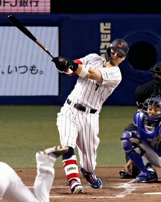 １回１死１、２塁、先制の３ランを放つ佐藤（２７日）＝沢野貴信撮影