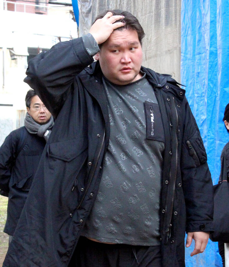 稽古場に向かう伊勢ケ浜親方