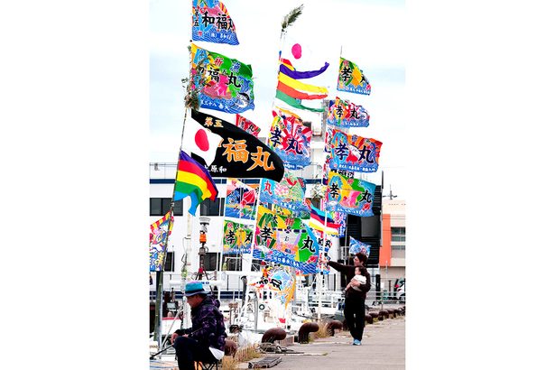 大漁旗たなびく　旧正の糸満、港に見物客　沖縄