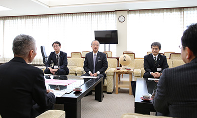 本学医歯学総合病院に設置予定の小児医療専門施設に関する報告と協力要請を新潟県知事に行いました | トピックス | ニュース 本学医歯学総合病院に設置予定の小児医療専門施設に関する報告と協力要請を新潟県知事に行いました | トピックス | ニュース