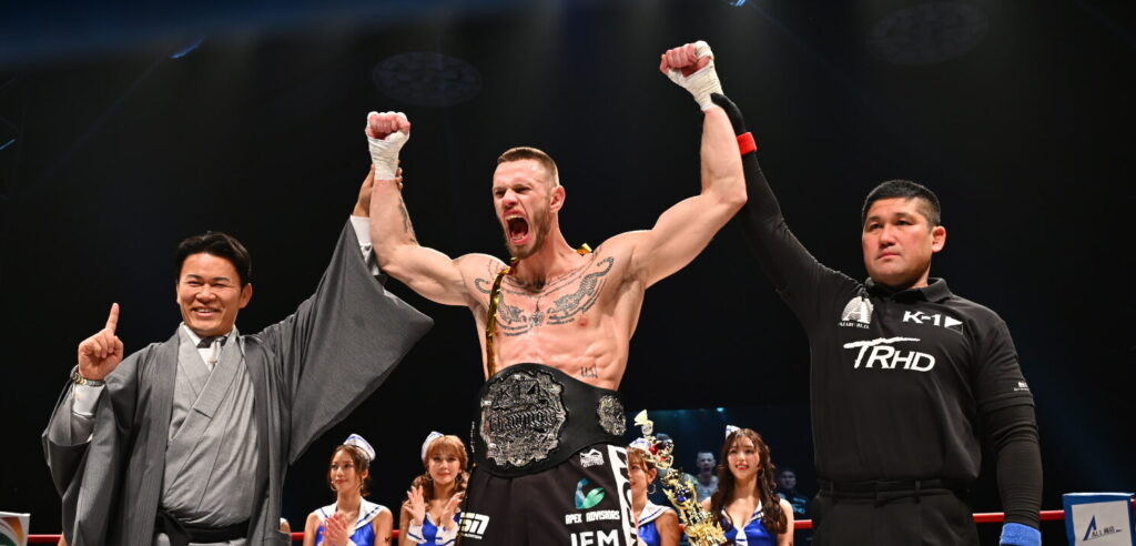 K-1 2.8 代々木第二（レポ/-90kgトーナメント）：ドイツの身長2mの新鋭ルーカス・アハテルバーグ、サッタリらを3連続1R KOし優勝。須藤元気P「ターザンとのタイトルマッチが見たい」 | BOUTREVIEW