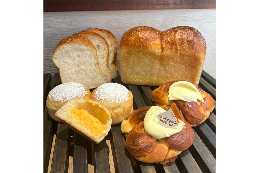 〈ブーランジュリー ミルジュ〉赤玉【頑固】のクリームパン、ミルジュのシナモンロール()、潤いハードトースト（奥）
