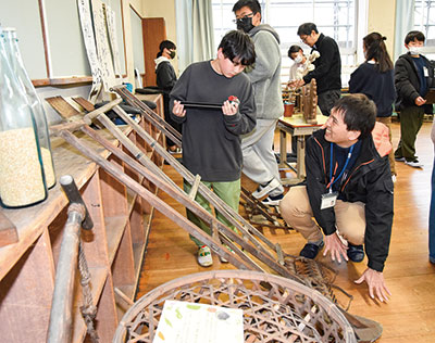 学校に「地域の宝」歴史資料館 ３月開設 〜 名草小6年生 準備進める