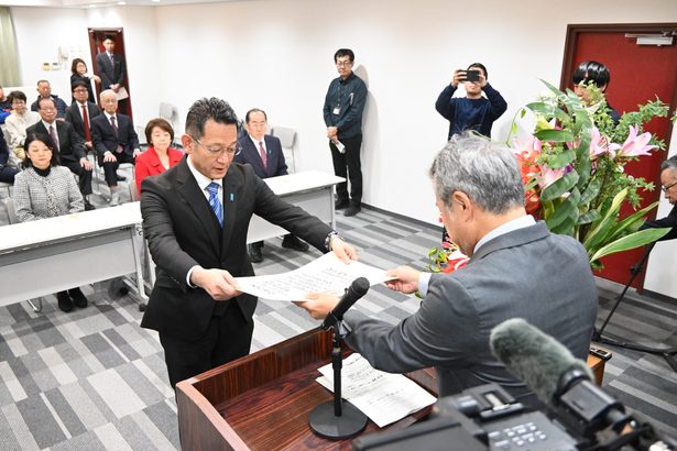 自民4氏に当選証書　選管委員長「負託に応え職責全うを」　衆院沖縄選挙区
