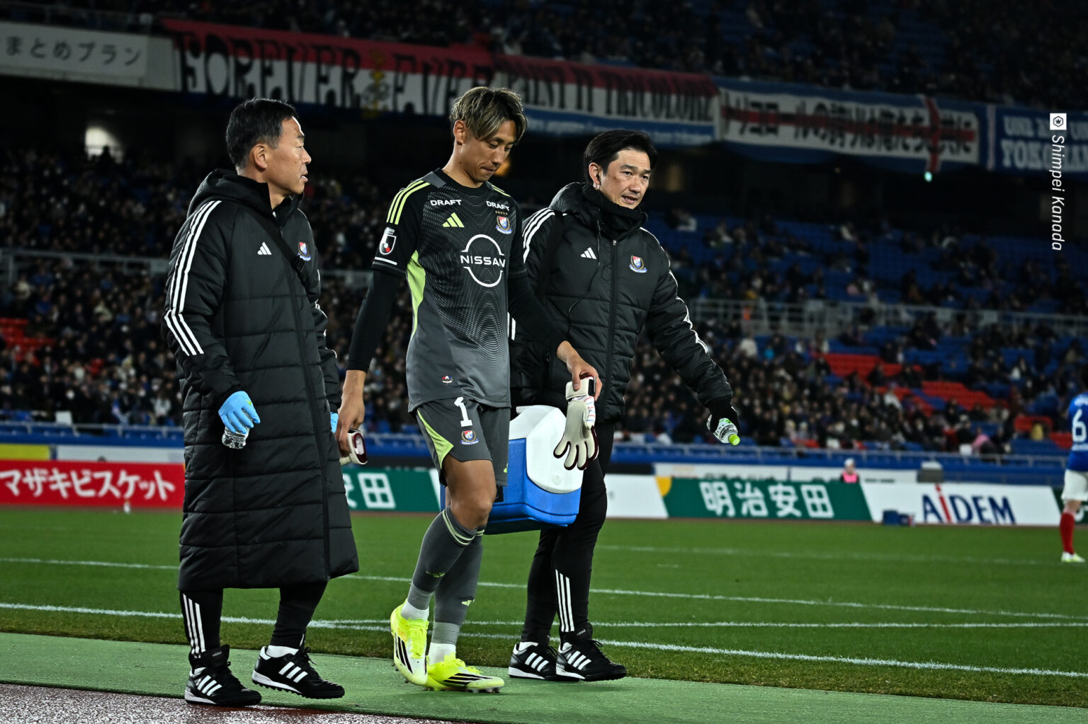 朴一圭、開幕戦で無念の負傷交代「膝にすごい衝撃が…」「初めての感覚だった」長期離脱の可能性も - サッカーキング