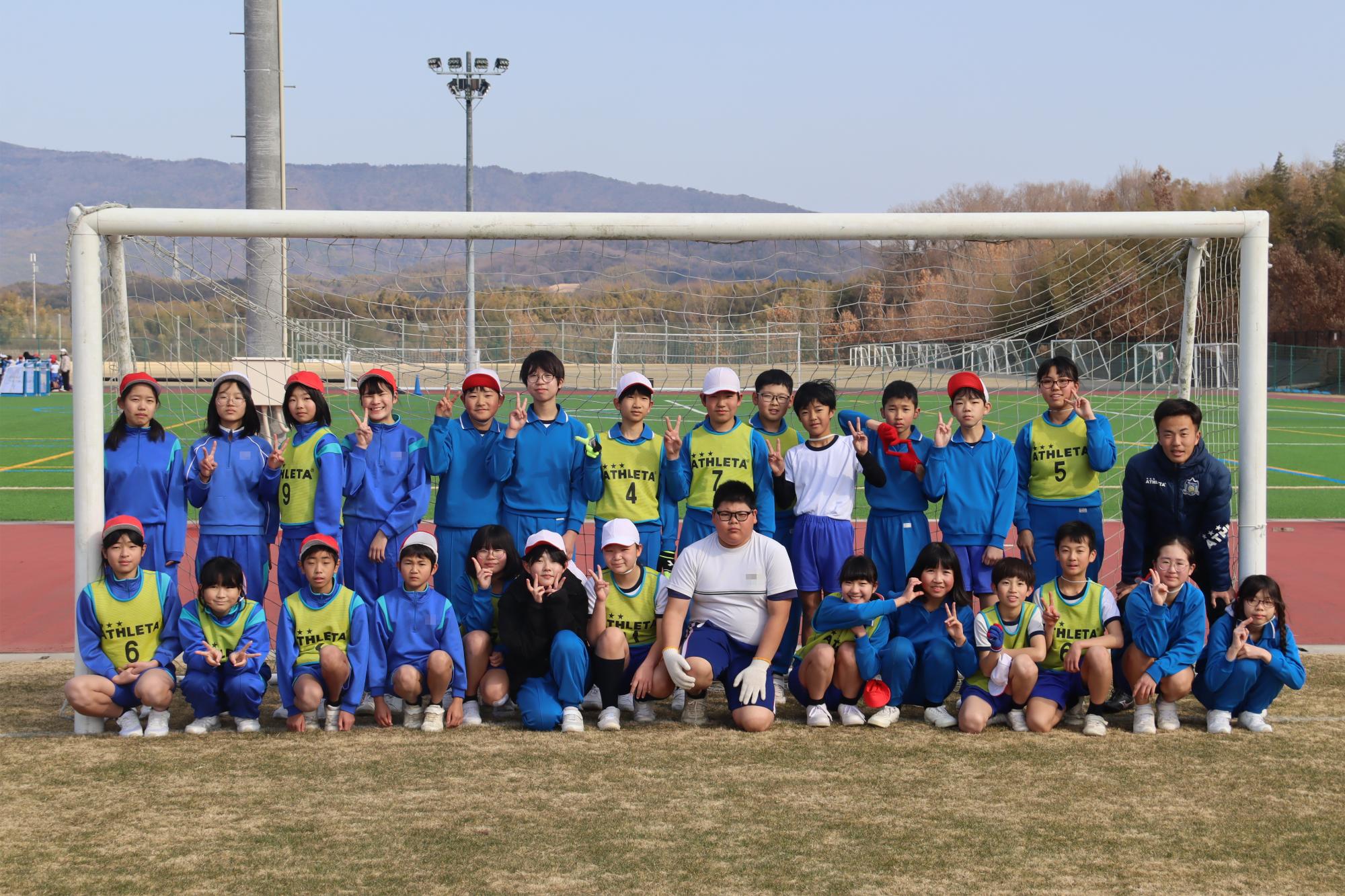 2校の6年生が一緒に記念撮影