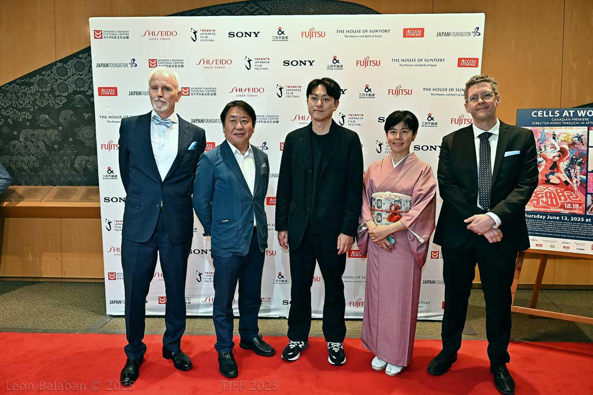 武内英樹監督（Dir. Hideki Takeuchi、左から２番目）と高畠さん（右から2番目）。他の関係者と一緒にトロント日本映画祭2025のオープニングで。2025年6月12日、オンタリオ州トロント市トロント日系文化会館。提供：高畠晶さん