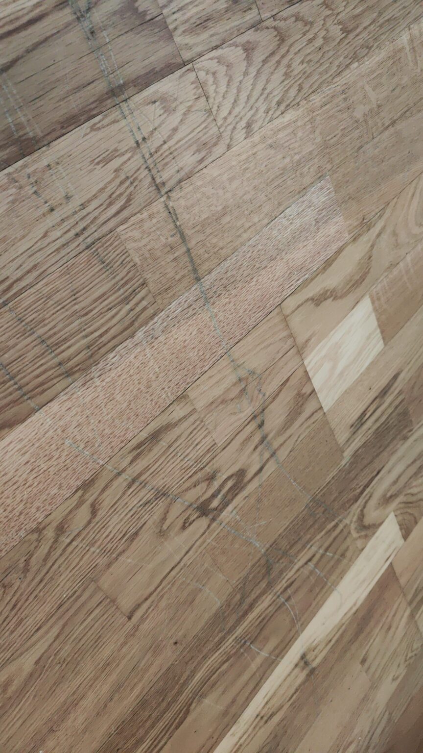 引っ越しと床の傷。