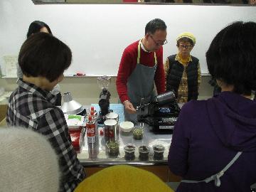 写真：手回し焙煎の様子