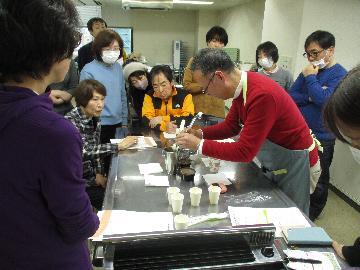 写真：コーヒー上澄みをとっているの様子