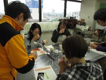 写真：試飲の様子
