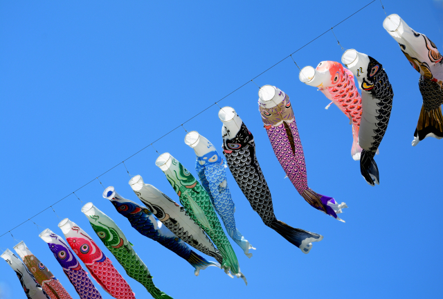 ‐茨木市‐　ダムパークいばきた内GRAVITATE OSAKAで4月1日から5月6日まで、「空泳ぐ鯉のぼりプロジェクト in GODA BRIDGE」開催。