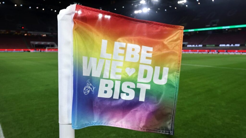 バイセクシャル公表のドイツ人審判、50,000人の前で同性パートナーにプロポーズ！「勇気を与えてくれた」と日本人古巣チームに感謝 - Qoly-Sports＆the Style