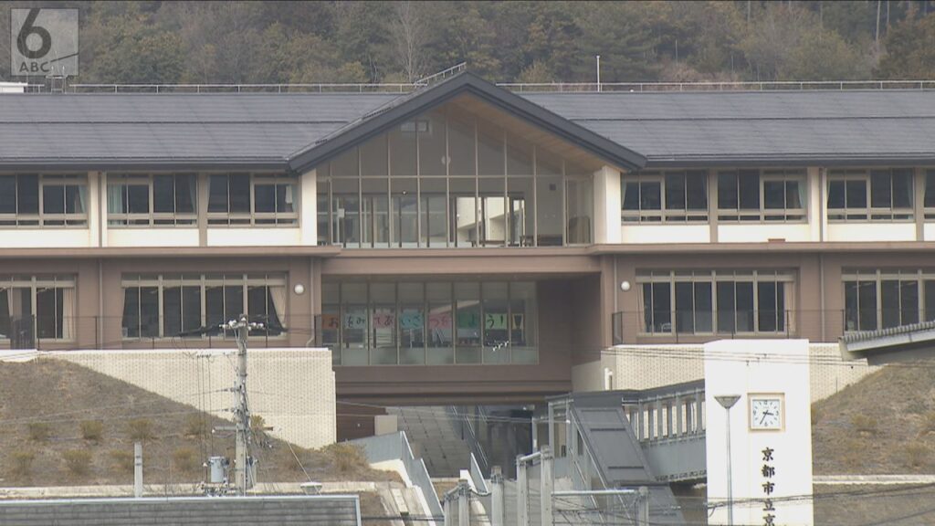 小学校の玄関扉が倒れ児童が下敷きに　頭と背中を打撲し救急搬送　１年ほど前に部品破損も修理せず　京都・右京区