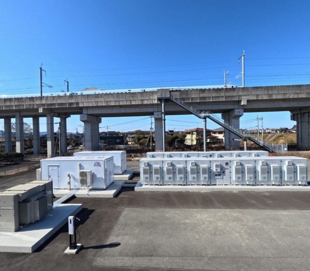 JR九州ら、熊本県熊本市に系統用蓄電事業「でんきの駅富合」を完工 九州エリアの脱炭素化を加速 | AMP[アンプ] - 人生の豊かさを生む瞬間を情報でつくりだす新世代向けビジネスメディア