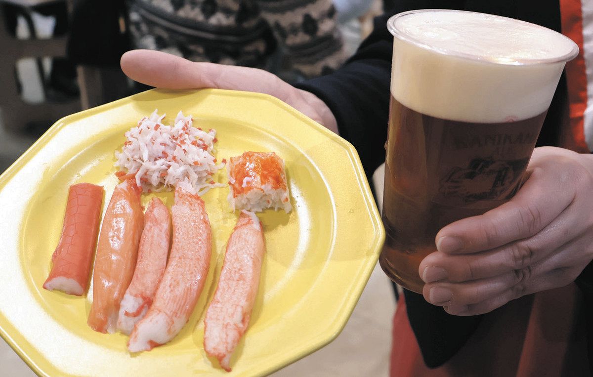 カニカマ食べ比べセットとカニカマエール。２３日も販売される
