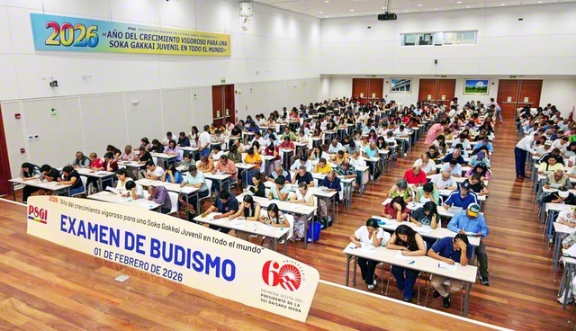 ペルーSGI文化会館で行われた教学試験に挑む受験者