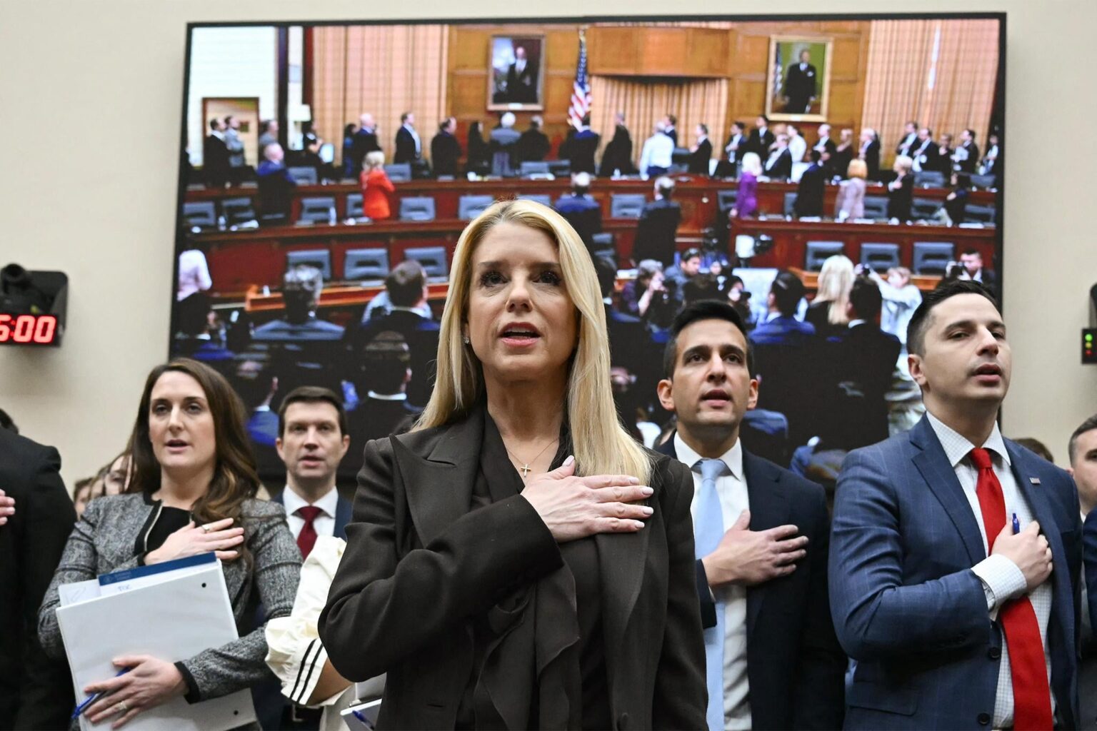 パム・ボンディ、4歳児の犬を盗もうとした