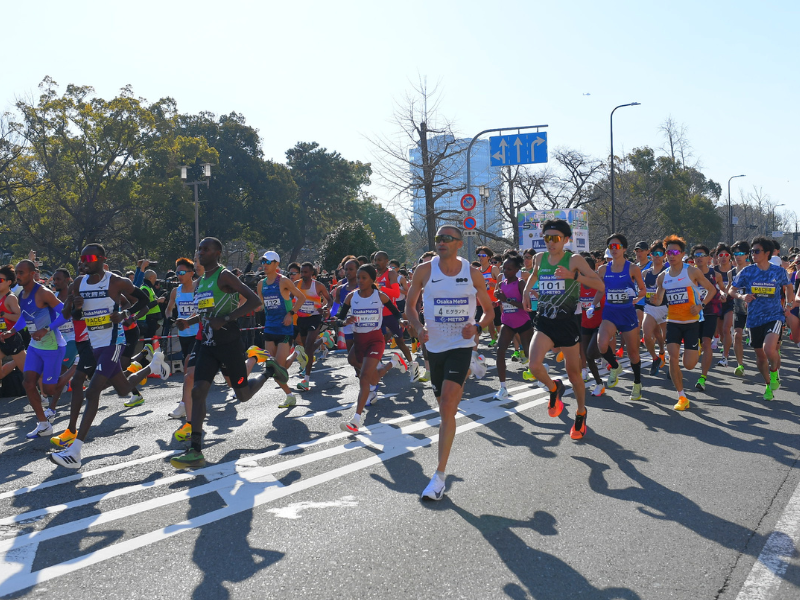 寛平は「引きずり女」で登場! 春を思わせる陽気の中、14回目となる『大阪マラソン2026』がスタート! | FANY Magazine 寛平は「引きずり女」で登場! 春を思わせる陽気の中、14回目となる『大阪マラソン2026』がスタート!