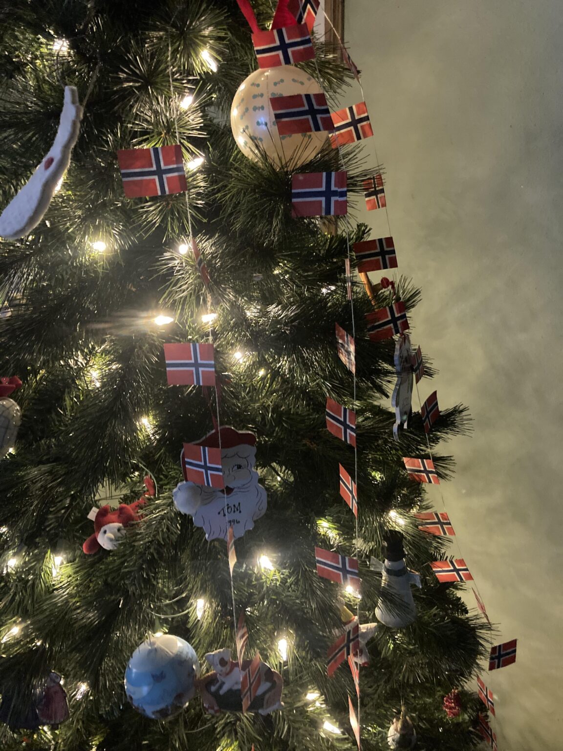 まだクリスマスツリーに飾ってあるかわいいノルウェー国旗 :0