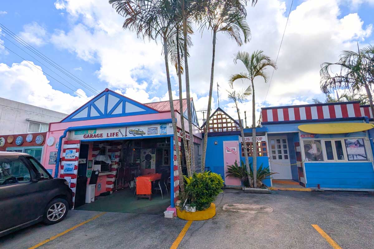 ヴィンテージトイの並ぶアメリカン空間でボリューム満点バーガーを！「Cafe&Bar GARAGE LIFE（ガレージライフ）」（南城市）