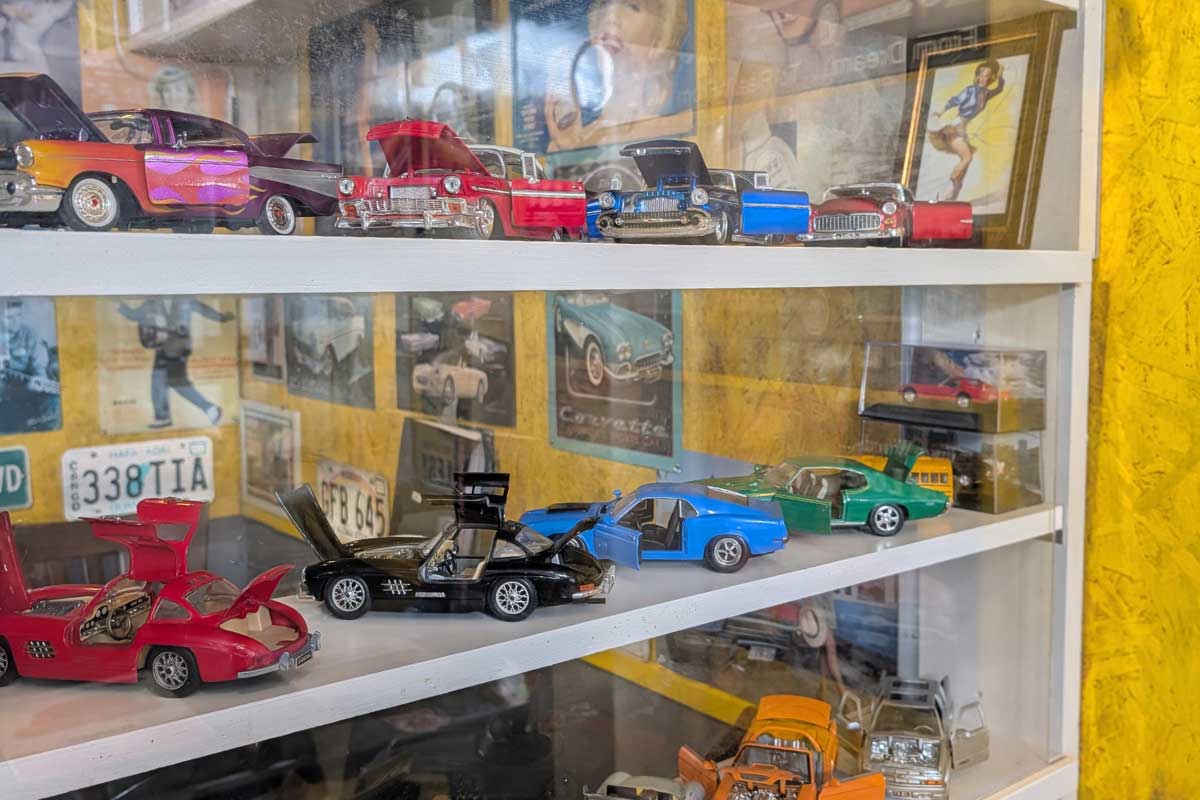 ヴィンテージトイの並ぶアメリカン空間でボリューム満点バーガーを！「Cafe&Bar GARAGE LIFE（ガレージライフ）」（南城市）