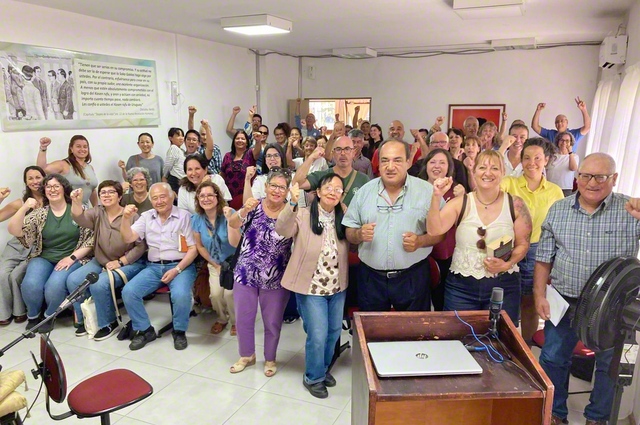 “一対一の対話”で広布拡大へ前進！――ウルグアイの友が笑顔で（8日、ウルグアイ文化会館で）