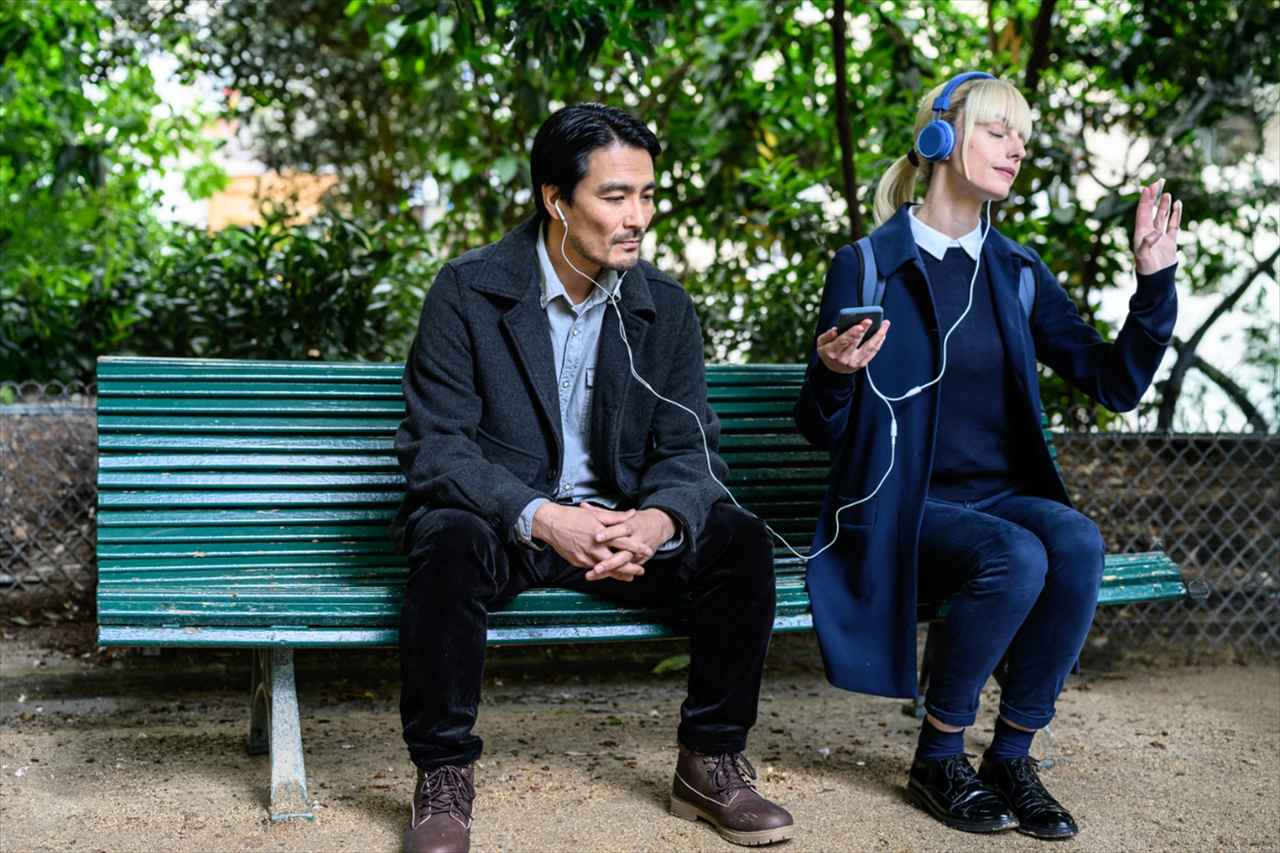 画像: (左から)テツオ(ケンゴ・サイトウ)とアストリッド © Patrick FOUQUE - France Télévisions - JLA