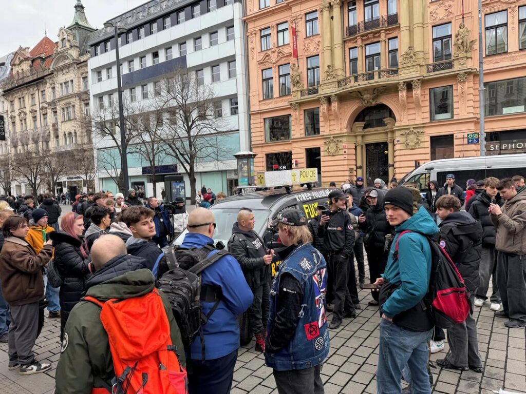 彼はそれがパンクの兆候だと思った