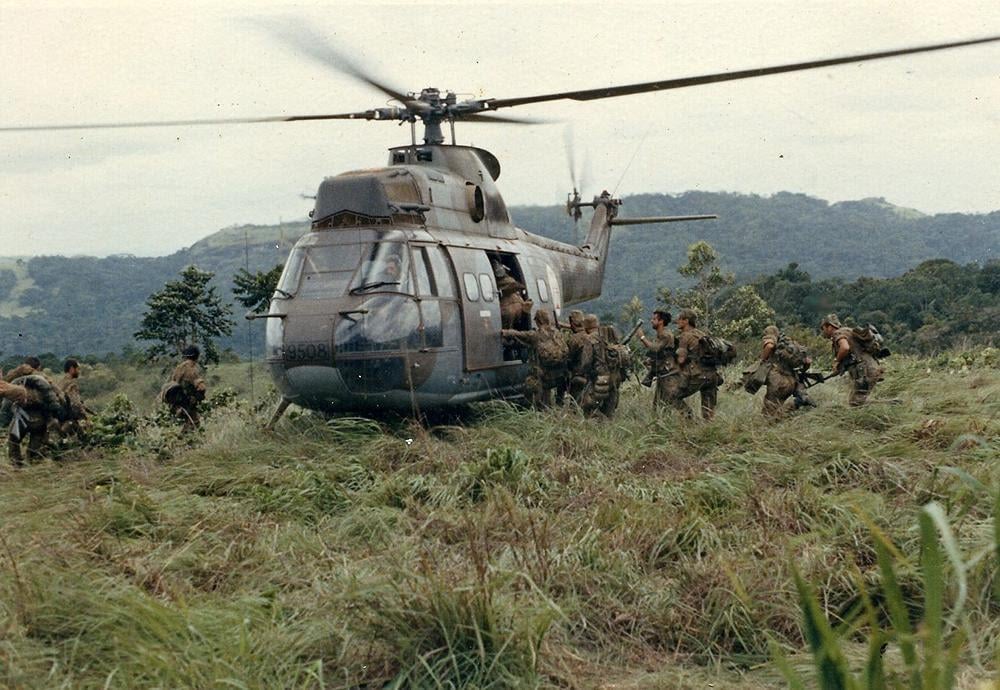 ポルトガル海外戦争中のSA-330プーマに搭乗するポルトガル空挺部隊、アンゴラ（1970年） [1000 × 690]