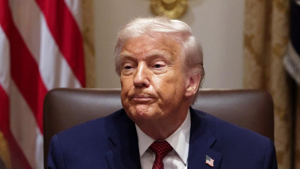 ドナルド・トランプ大統領、バラク・オバマとミシェル・オバマを猿のように描いたAIビデオを共有。ニューサム氏、「大統領の不快な行動」を非難－ホワイトハウスは、「ライオン・キング」インターネット・ミームから来たトランプ大統領の動画投稿を擁護