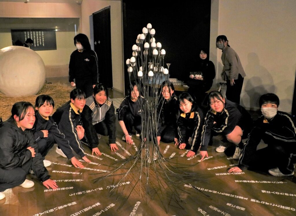 好きな言葉、芸術と融合　塩江中生×彫刻家　塩江美術館で展示　ＯＢ中井さん協力　漢字や歌詞に思い託し | ニュース | COOL KAGAWA