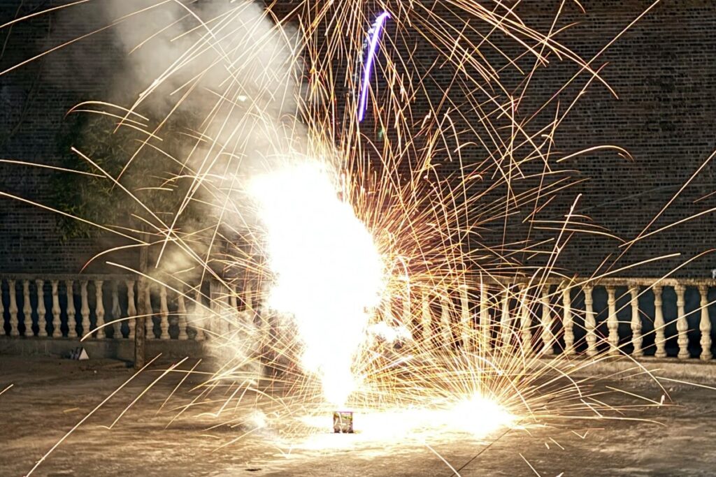 打ち上げ花火に点火したら爆発、33歳男性が死亡―中国